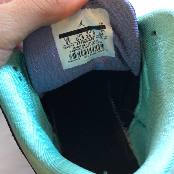 Jordan Retro 3 Size 6 Youth - Picture 3 of 4